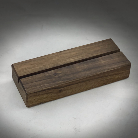 Tischaufsteller 100x30x30 mm Nußbaum geölt weinundbar.de